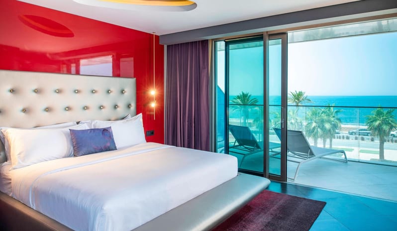 CORNER SUITE BEDROOM